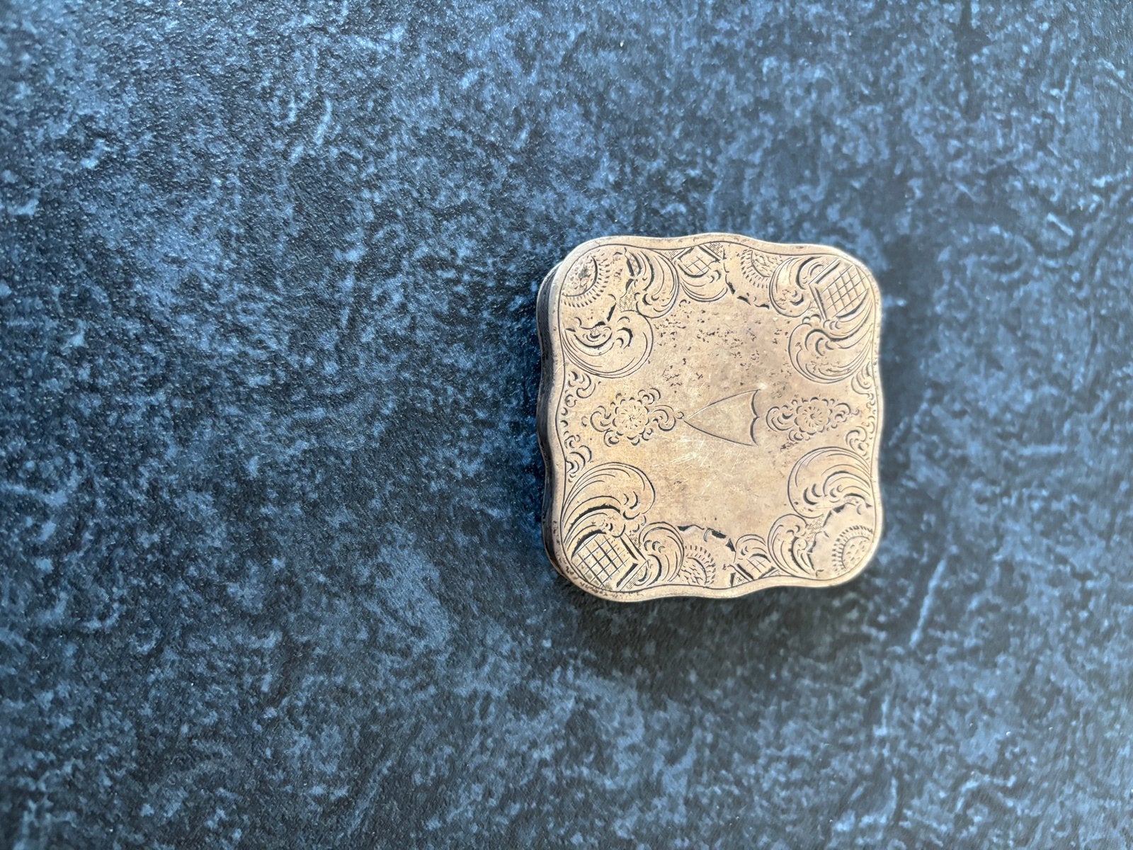 Antieke Zilveren Pillendoosje met Gravures, Ophalen of Verzenden, Zilver