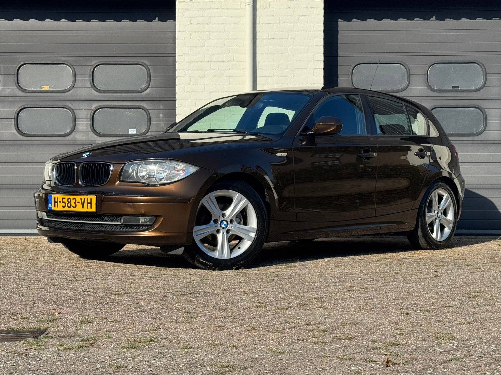 BMW 1-Serie 2.0 116I Lifestyle Edition Marrakech bruin, Auto's, 1-Serie, Automatische klimaatregeling, 1995 cc, Zwart