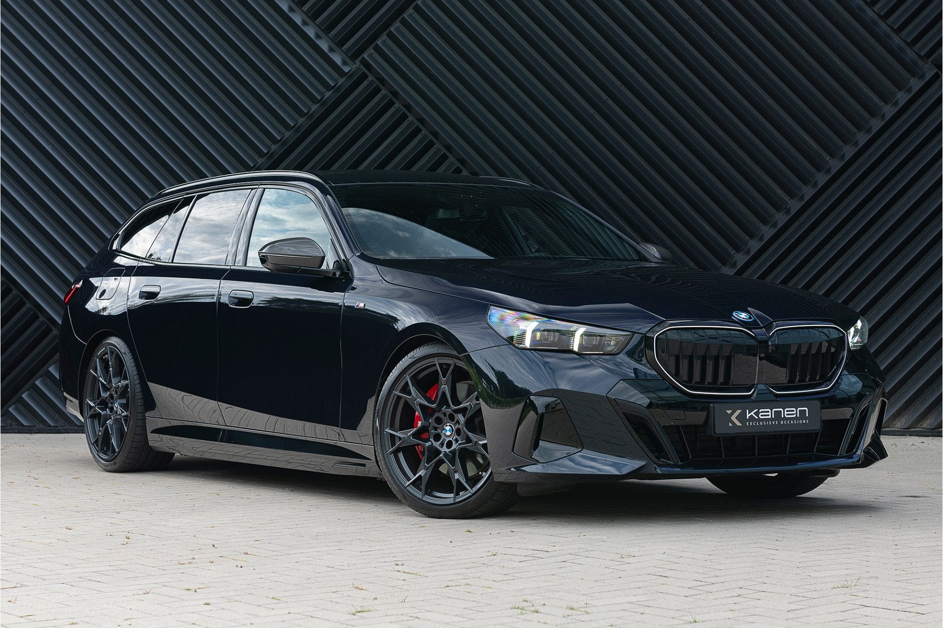 BMW 5 Serie Touring 550e xDrive M-Sport Pro ACC M Stoel Bowe, Auto's, BMW, Automaat, Gebruikt, Zwart, 2000 kg