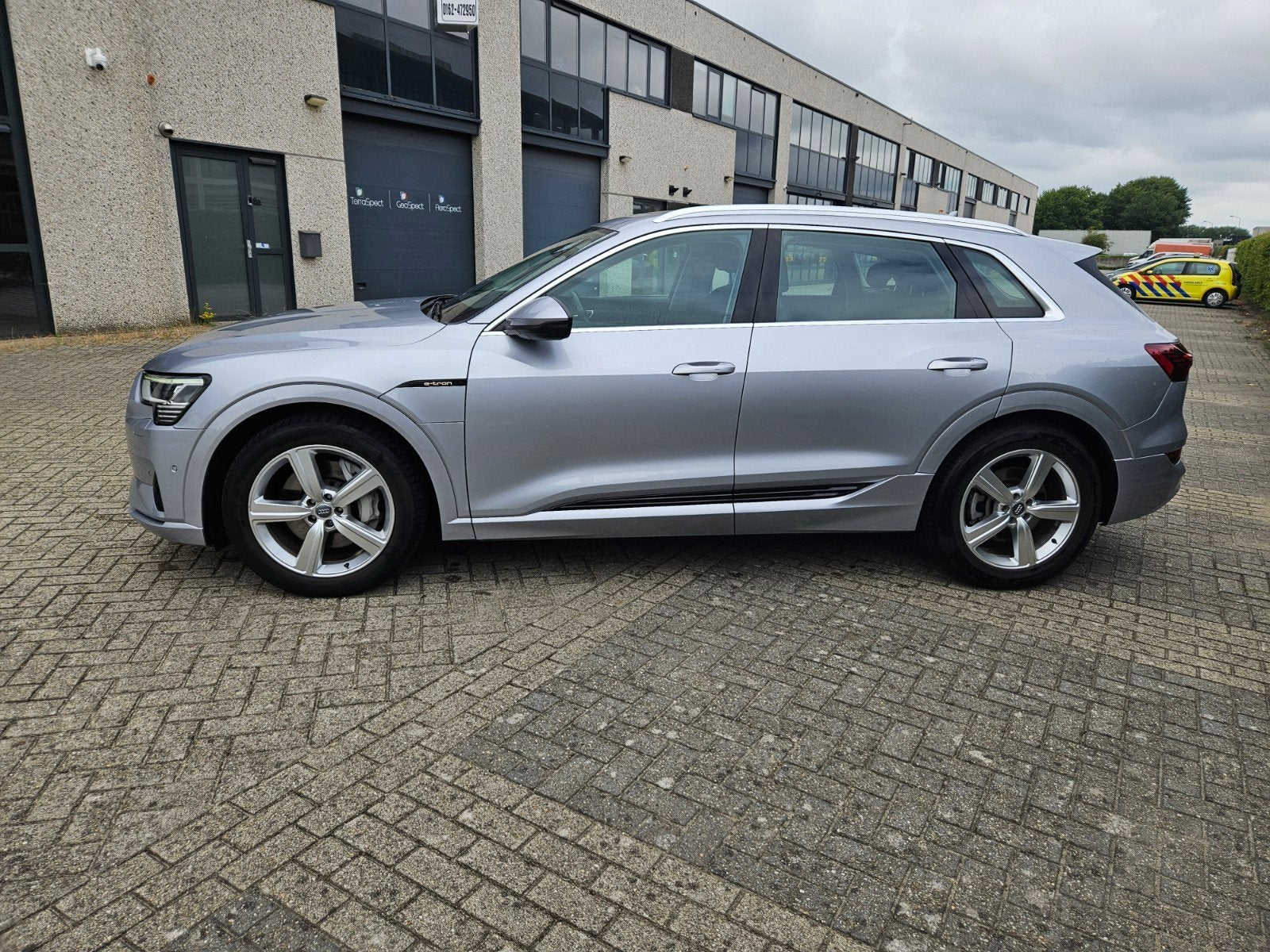Audi e-tron 50 Quattro 313pk 2019 Grijs, Auto's, Audi, Automaat, 1800 kg, 124 €/maand, Vierwielaandrijving