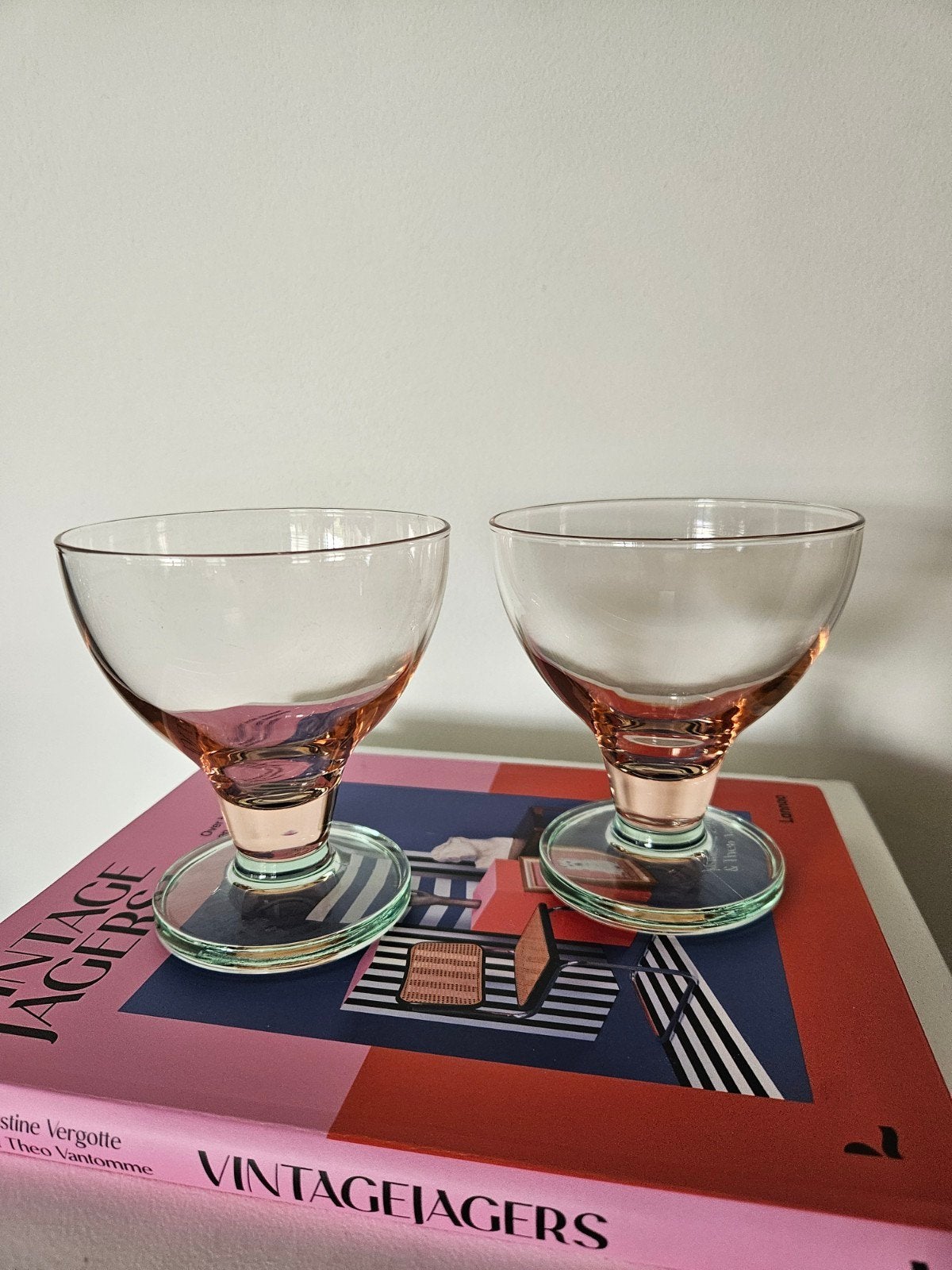 Set van 2 vintage coupes / dessertglazen roze glas retro, Verzamelen, Ophalen of Verzenden, Zo goed als nieuw, Overige typen