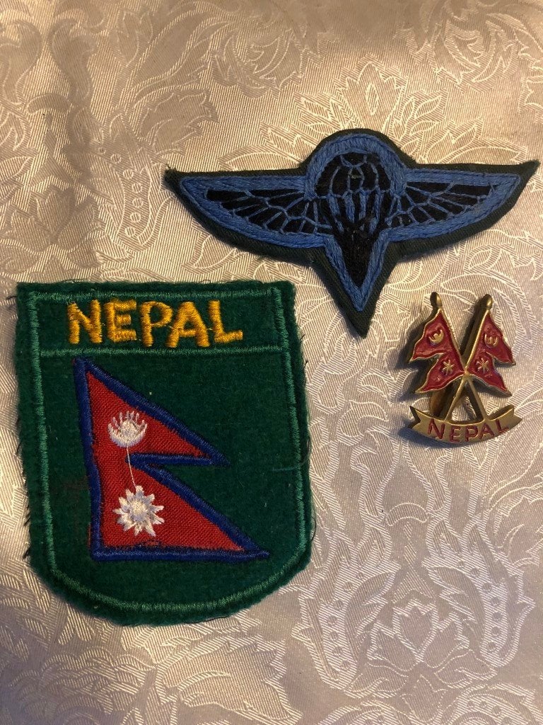 Emblemen, badges Nepalese leger, Verzamelen, Militaria | Algemeen, Ophalen of Verzenden, Landmacht, Overige gebieden, Embleem of Badge