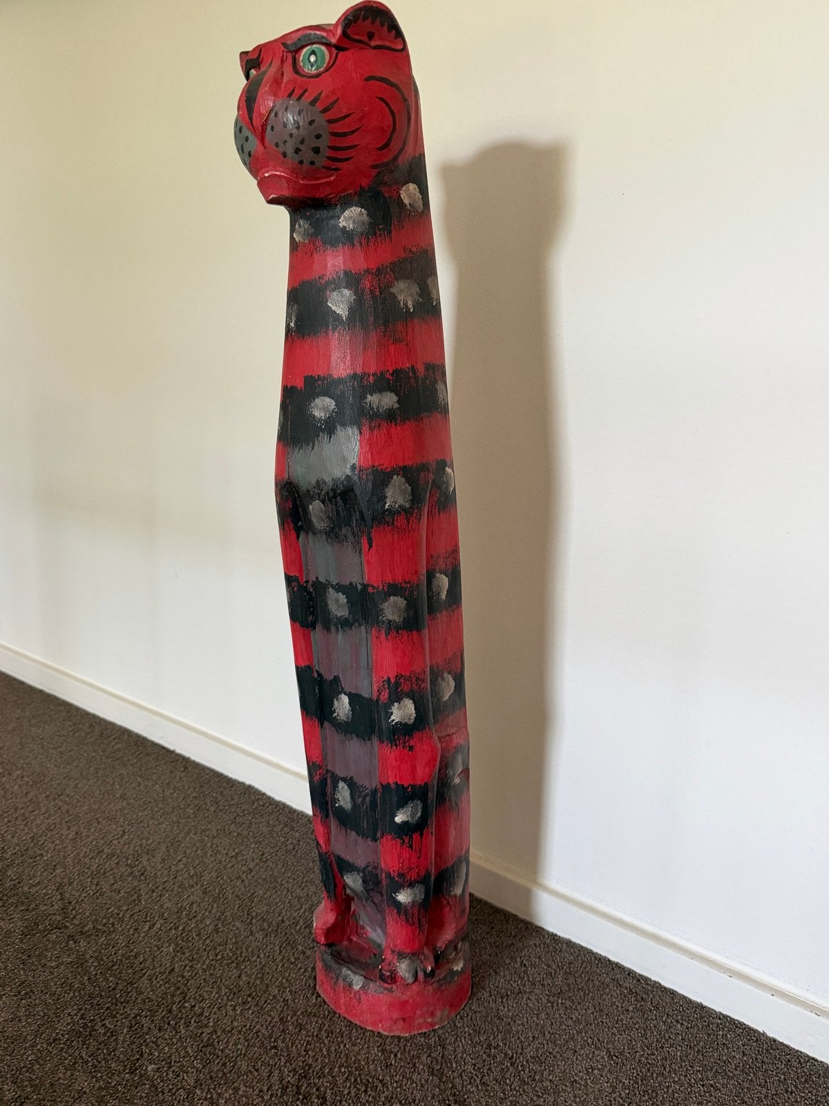 Grote houten kat sculptuur, rood en zwart gestreept, Antiek en Kunst, Kunst | Beelden en Houtsnijwerken, Ophalen, Zoogdier, 1 meter - 2 meter