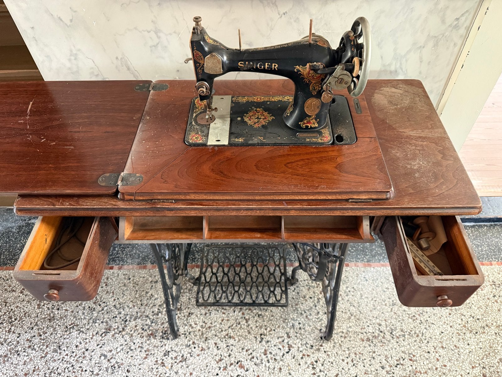 Antieke Singer Naaimachine met Houten Tafel, Ophalen
