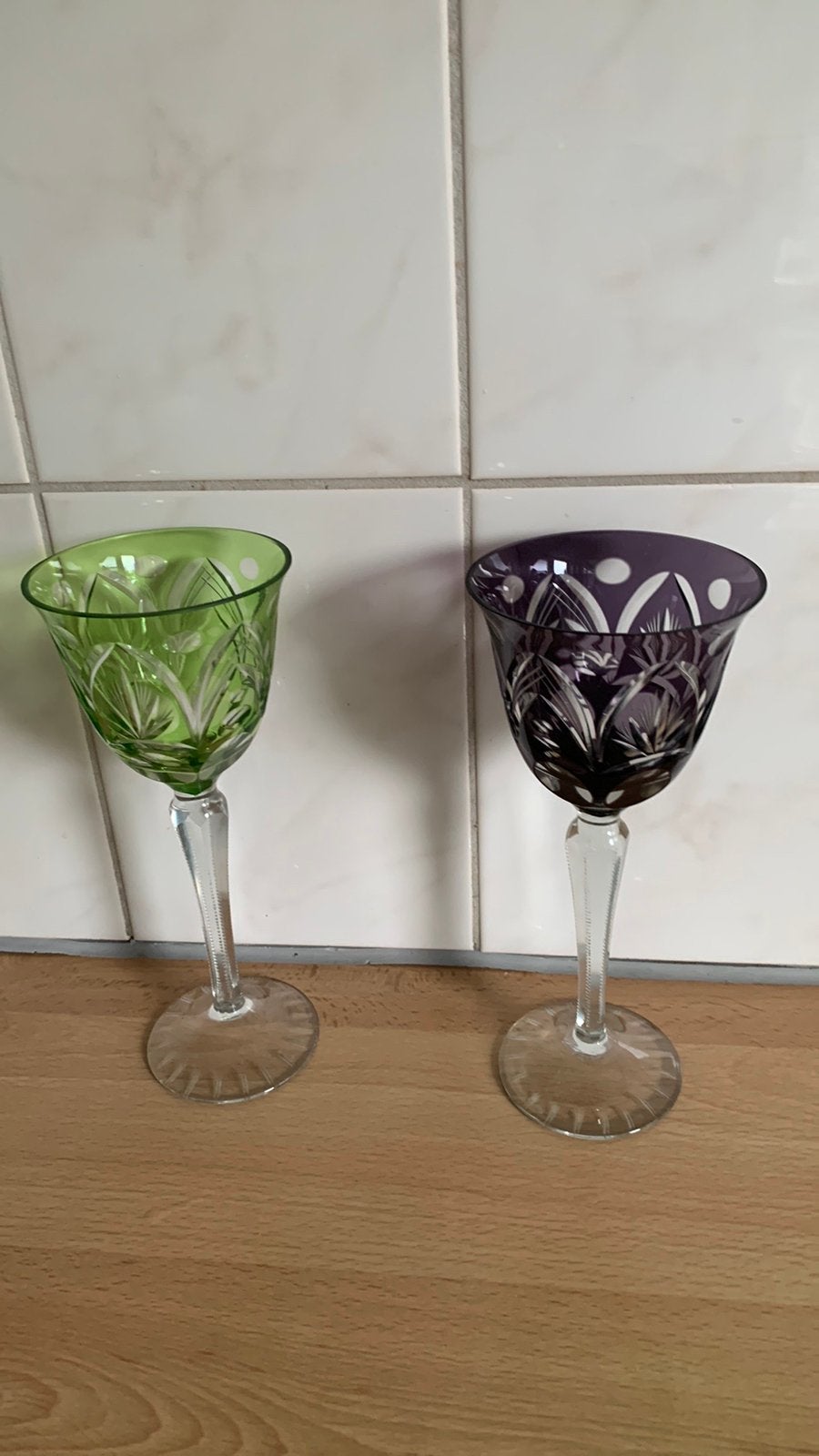 4 gekleurde, geslepen. Antieke Wijnglazen op voet., Antiek en Kunst, Antiek | Glas en Kristal, Ophalen of Verzenden