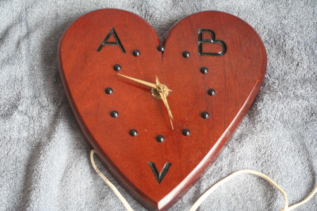 Mooie oud Hart wandklok van hout 230 V uurwerk, Ophalen of Verzenden