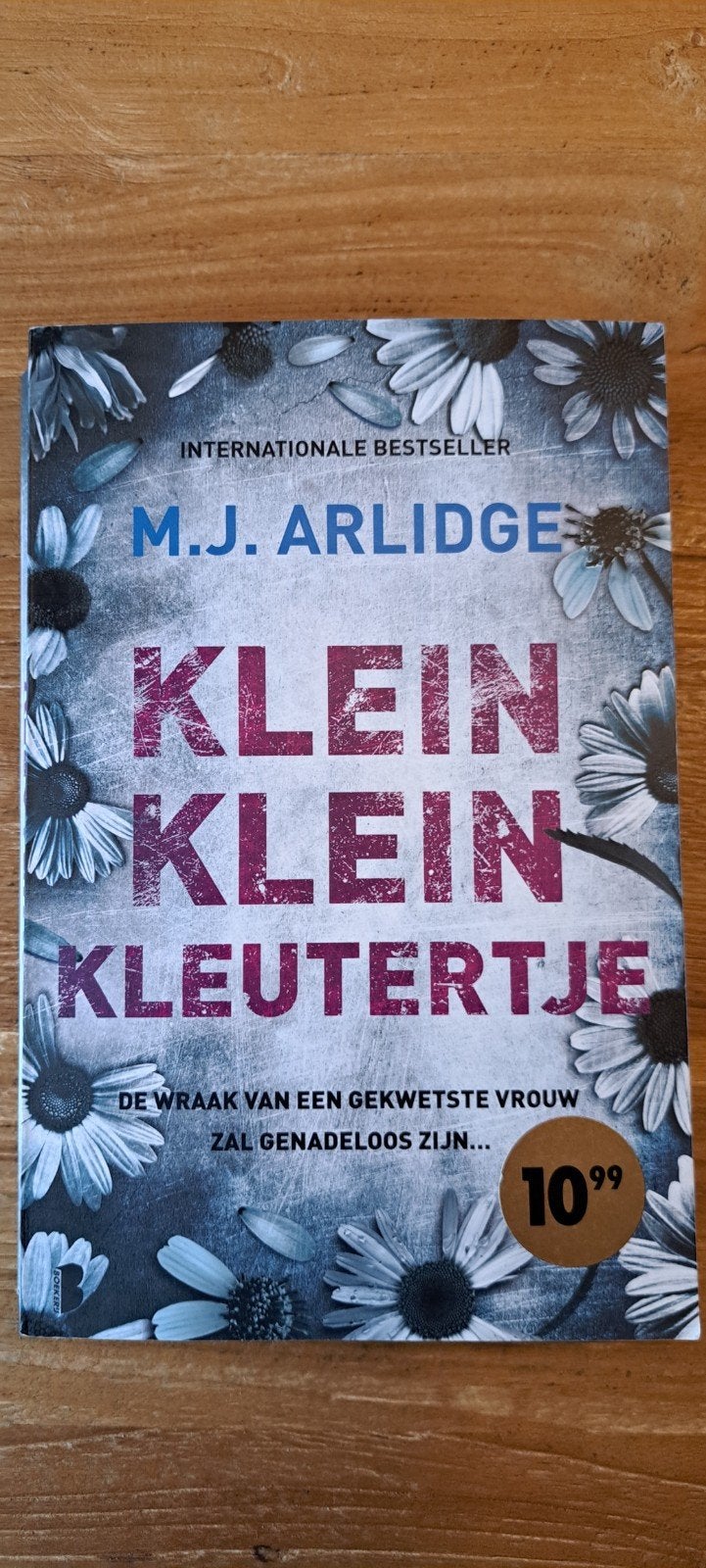 M.J. Arlidge - Klein klein kleutertje, Boeken, Ophalen of Verzenden, Zo goed als nieuw, M.J. Arlidge
