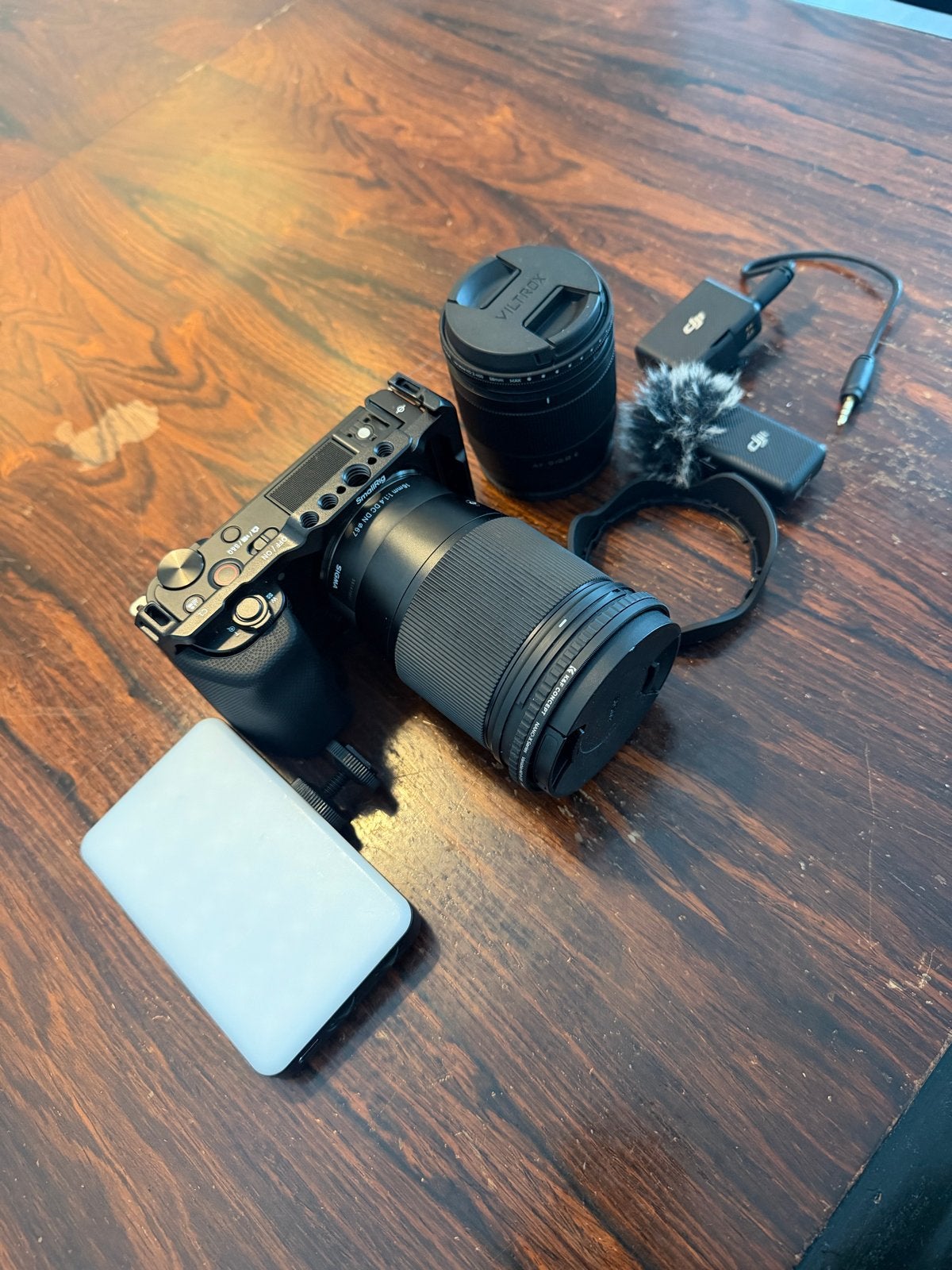 Sony ZV-E10 4K Vlogset met Sigma 16mm + 9mm lens en extras, Beeldstabilisatie, Ophalen of Verzenden, Zo goed als nieuw, Accu