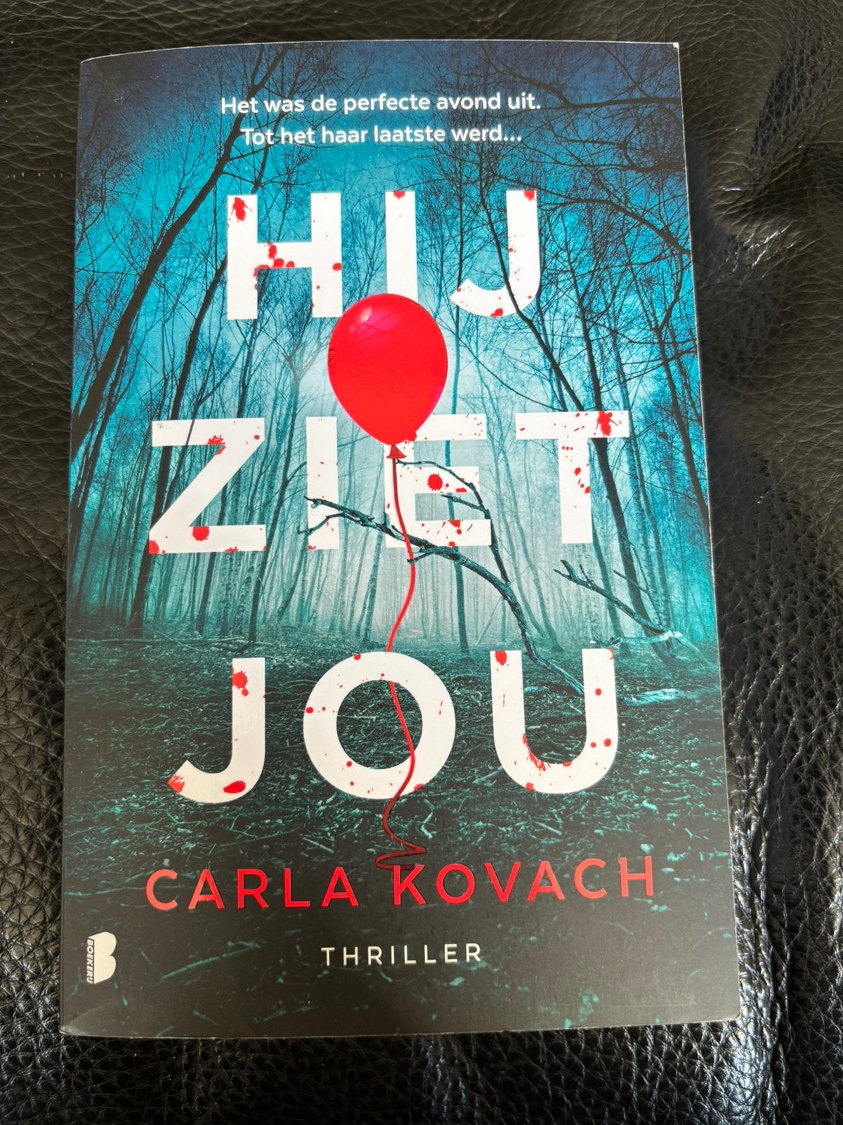 Carla Kovach - Hij ziet jou, Ophalen of Verzenden, Zo goed als nieuw, Carla Kovach