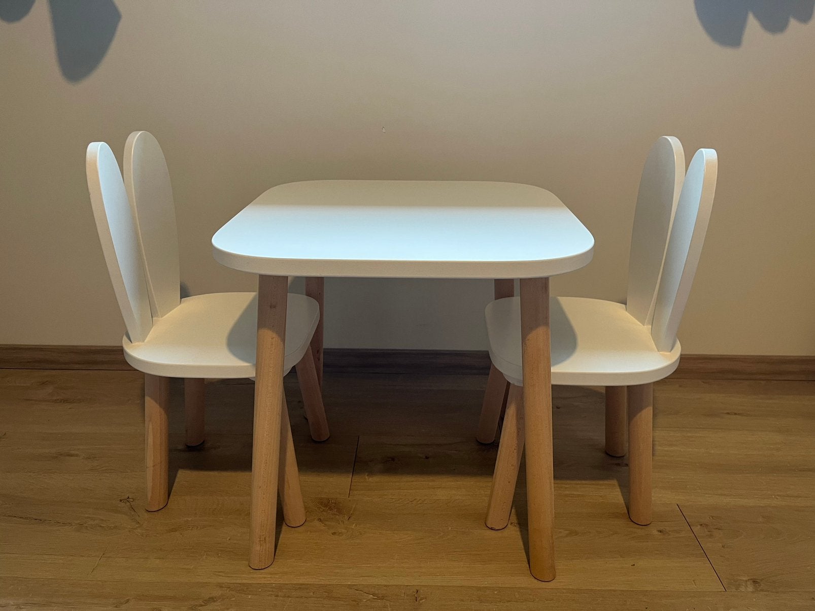 Petit Amelie tafeltje met 2 stoeltjes konijnenoren, Ophalen, Zo goed als nieuw, Tafel(s) en Stoel(en)