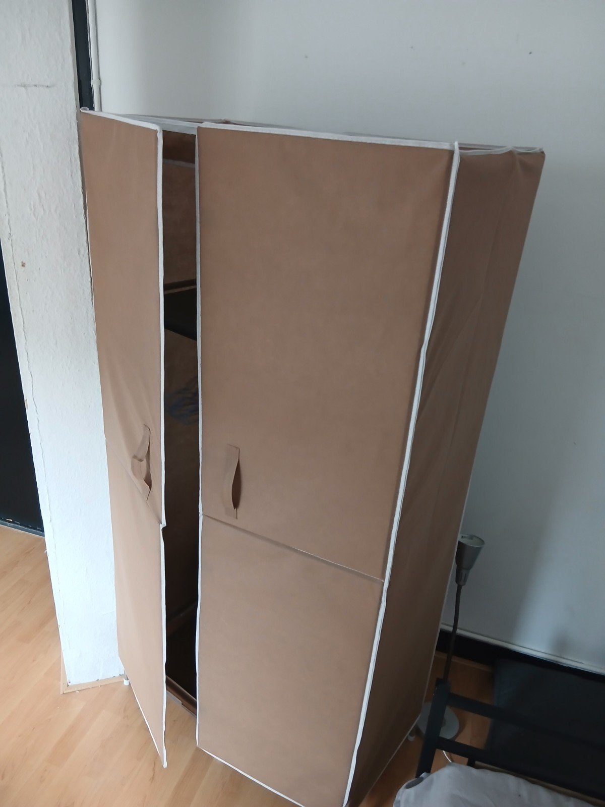 Kledingkast van stof en metaal, Huis en Inrichting, Kasten | Kledingkasten, Ophalen, Met deur(en), Gebruikt, Modern, functioneel