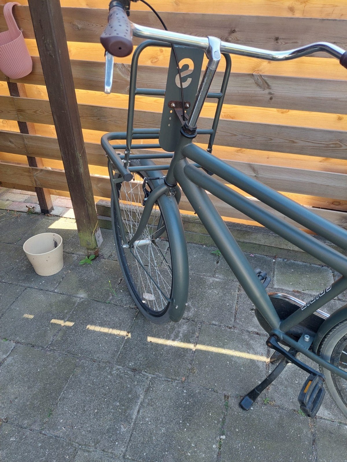 Grijze transportfiets met voordrager, Fietsen en Brommers, Gebruikt, Velgrem, Overige merken, Ophalen