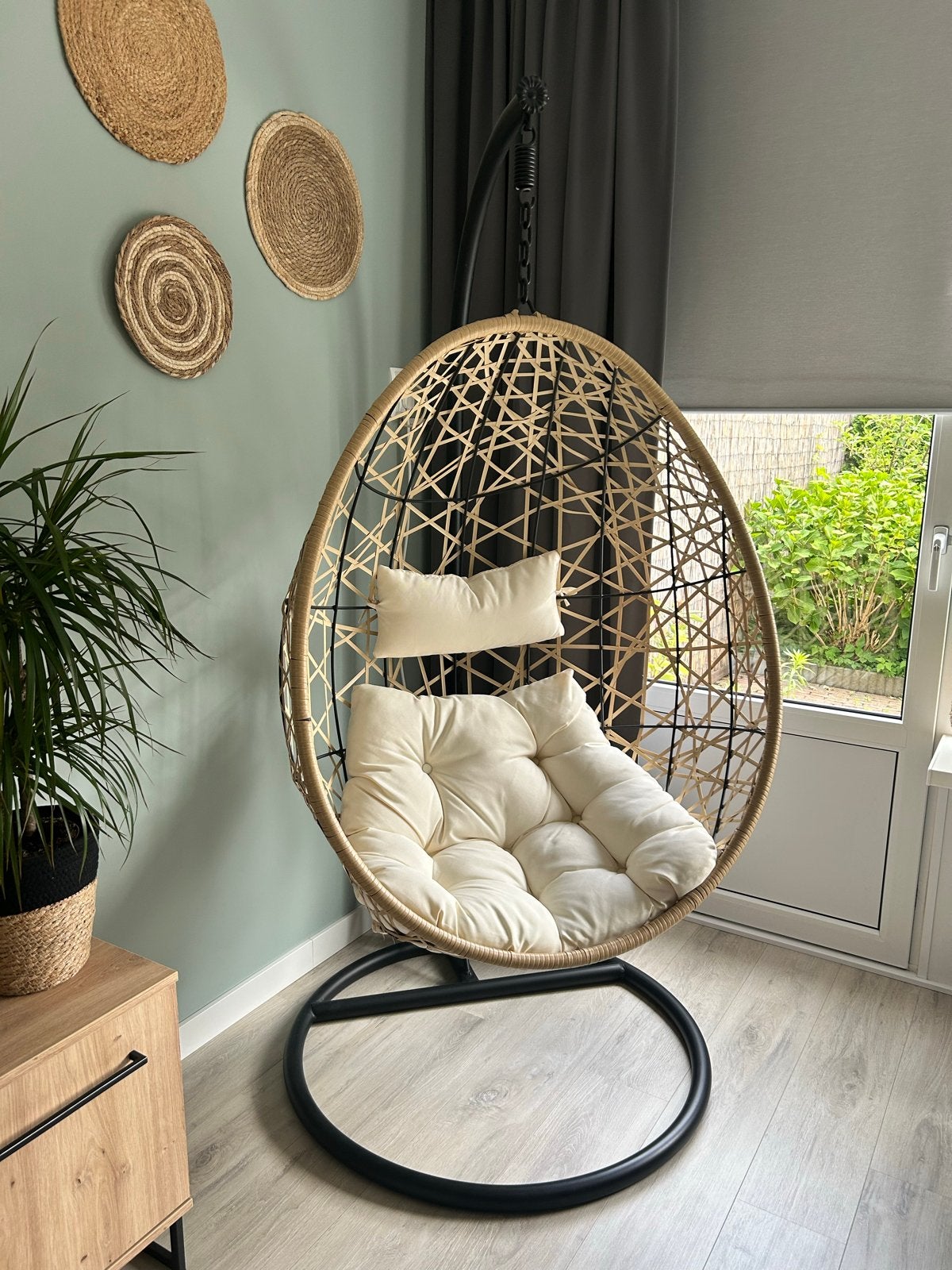 Comfortabele hangstoel met standaard en kussens, Huis en Inrichting, Stoelen, Ophalen, Overige kleuren, Riet of Rotan, Zo goed als nieuw