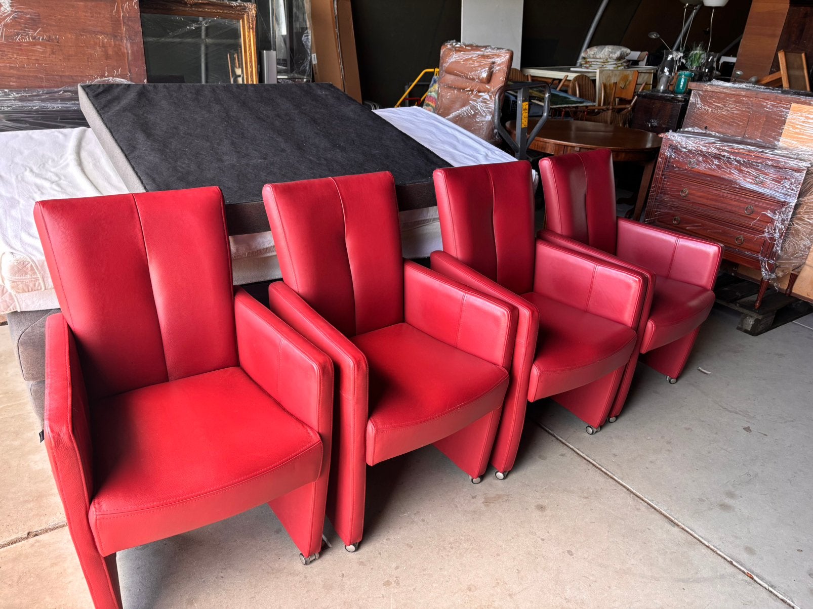 Zeer nette Henders  en Hazel stoelen 4 stuks op wielen, Ophalen, Zo goed als nieuw, Rood, Vier