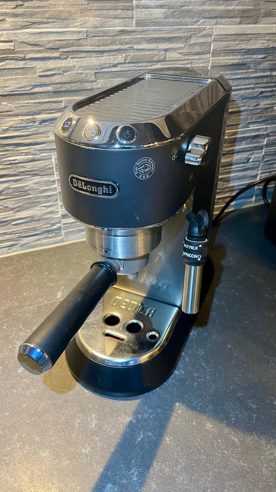 De'Longhi Dedica Style EC685.BK Espressomachine - Zwart, Espresso apparaat, Ophalen of Verzenden, Zo goed als nieuw, 1 kopje