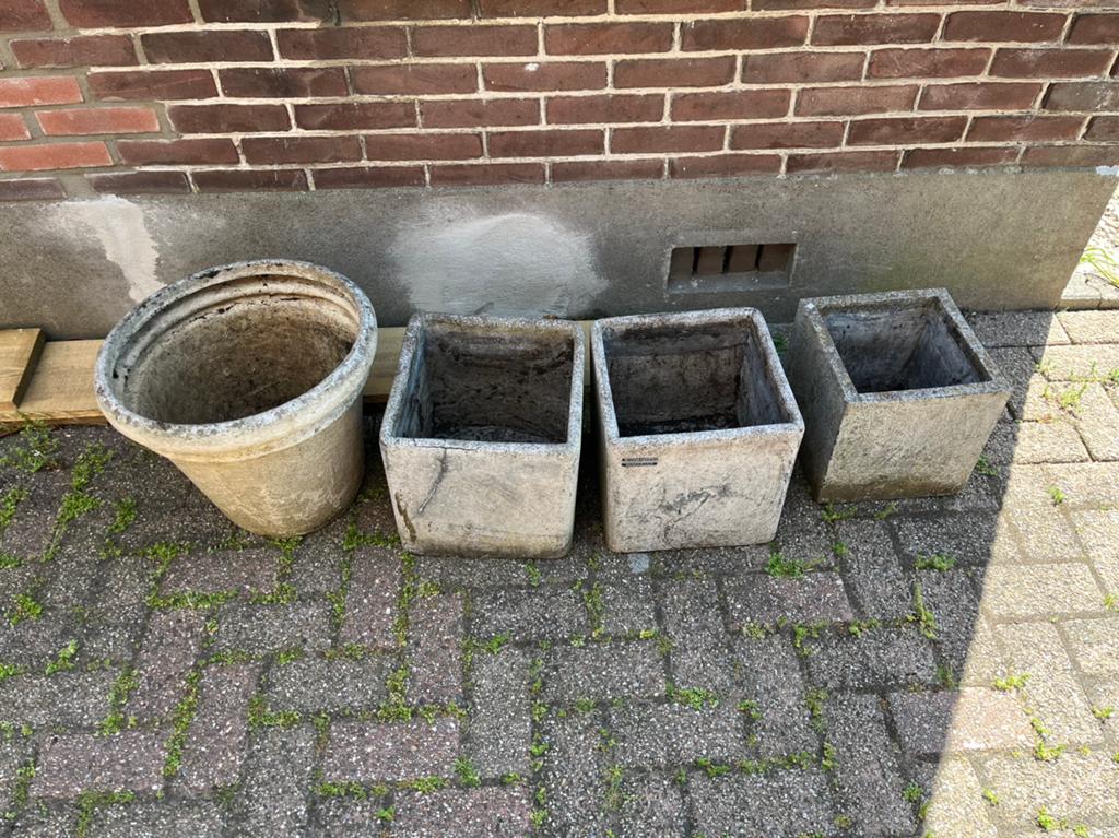 GRATIS: 4 bloempotten (kunststof en beton), Tuin en Terras, Bloempotten, Kunststof, Gebruikt, Balkon, Rond