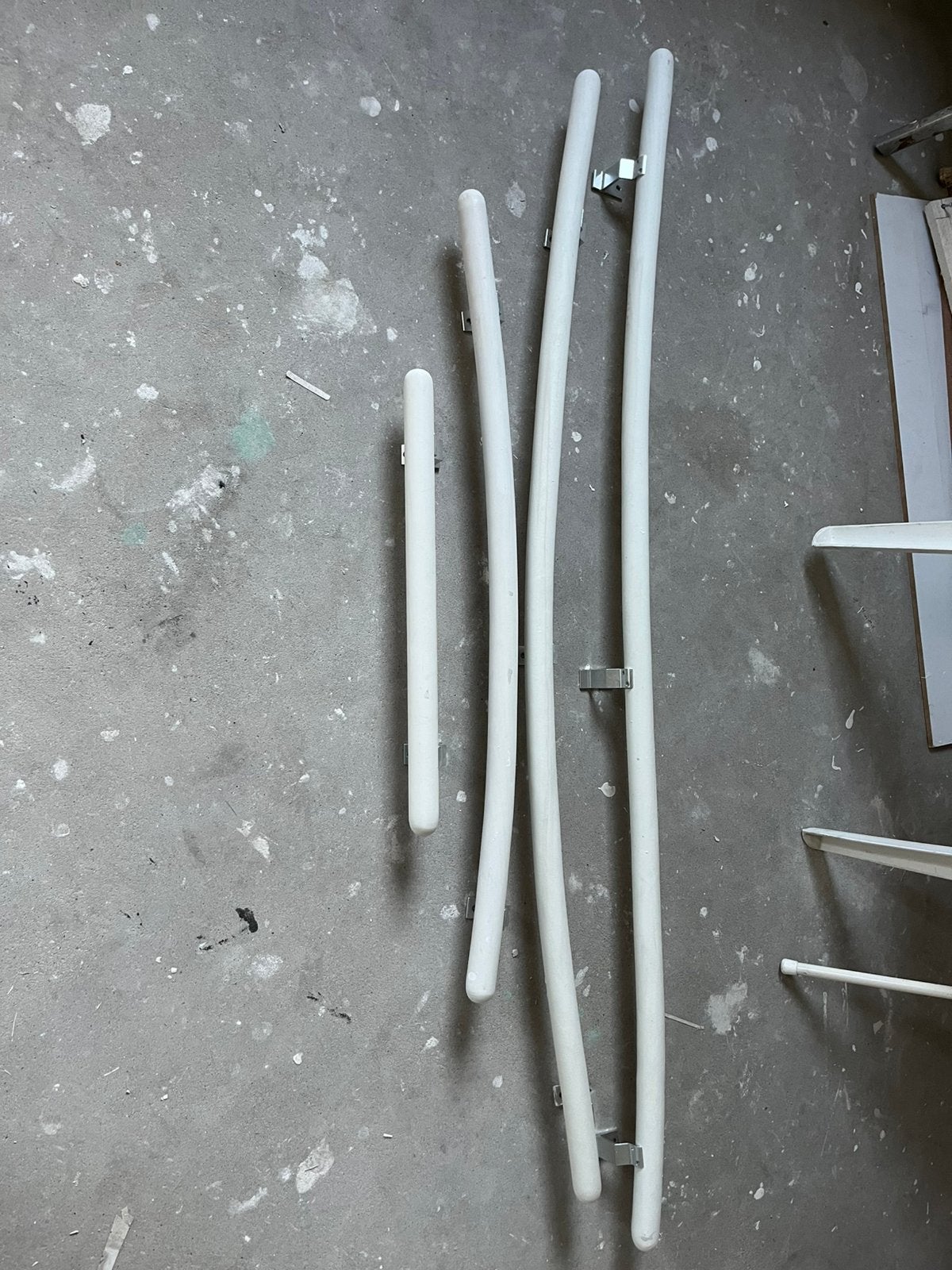 4 witte trapleuningen incl. houders – 60/105/155/170 cm, Doe-het-zelf en Verbouw, Ladders en Trappen, Ophalen, Nieuw
