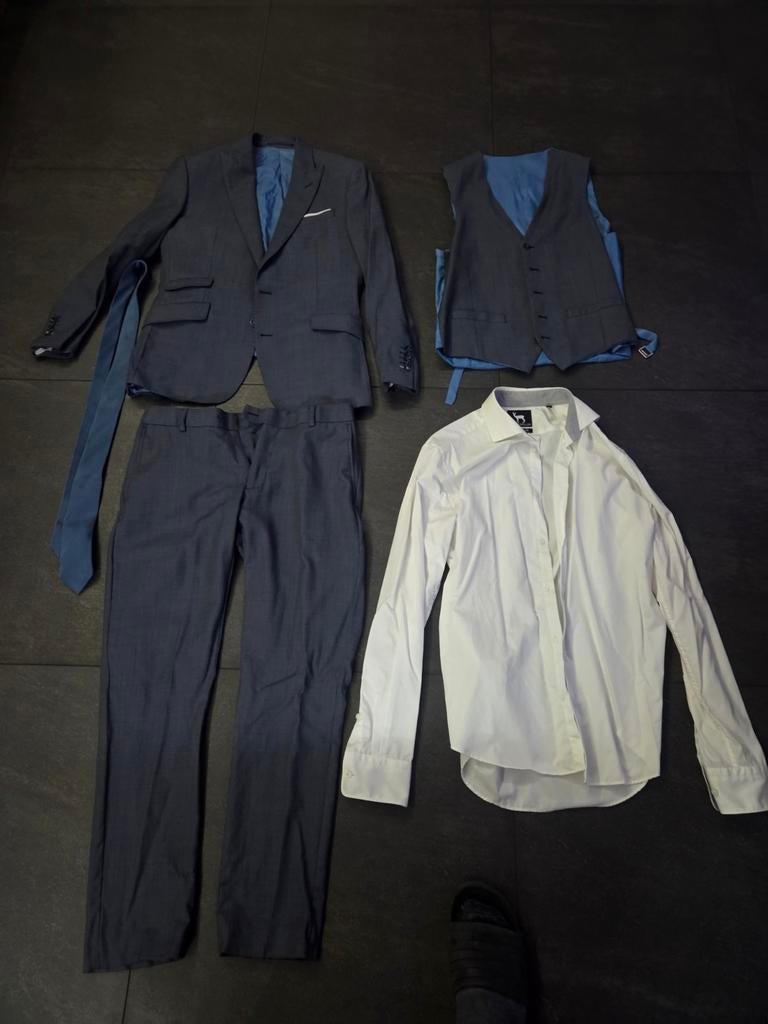 3 delig trouwpak blauw/grijs met witte blouse, Ophalen of Verzenden, Zo goed als nieuw