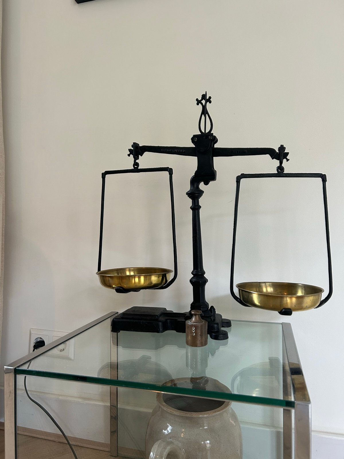Antieke balansweegschaal met koperen schalen, Antiek en Kunst, Ophalen