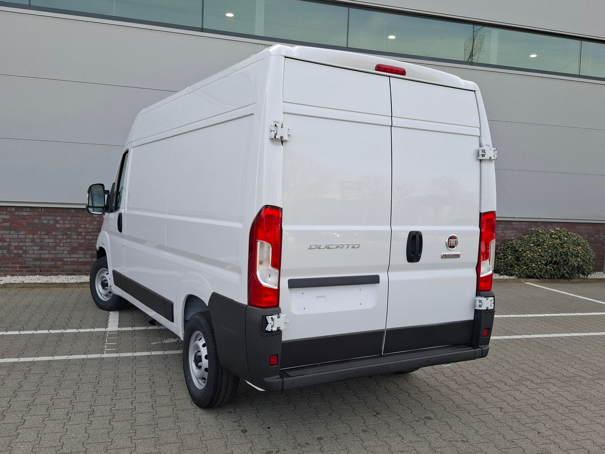 Fiat Ducato L2H2 120PK All Weather + Betimmering, 3300 kg, Euro 6, 4 cilinders, Leder en Stof