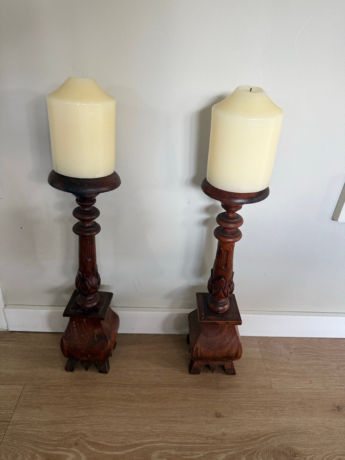 Set van 2 antieke houten kandelaars met kaarsen, Ophalen of Verzenden, Overige materialen