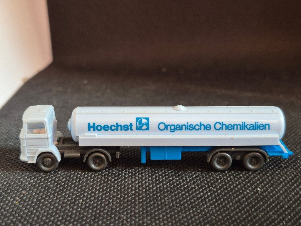 Wiking 9085 -Mercedes LPS1317 tankoplegger 'Hoechst' (16064), Overige merken, Gebruikt, Gelijkstroom of Wisselstroom, Overige typen