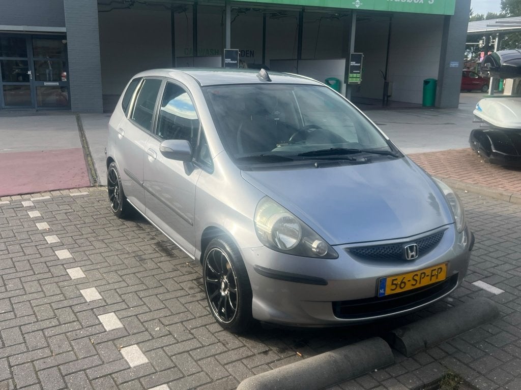 Honda Jazz 1.4 I 2006 Grijs, Auto's, Voorwielaandrijving, 83 pk, 450 kg, 40 €/maand