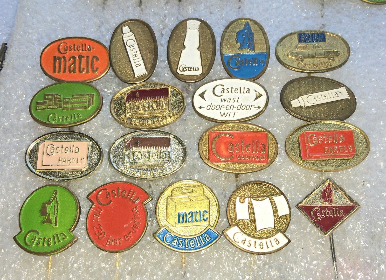 18 Vintage Castella Speldjes - Reclame, Verzamelen, Ophalen of Verzenden, Gebruikt, Overige onderwerpen, Speldje of Pin