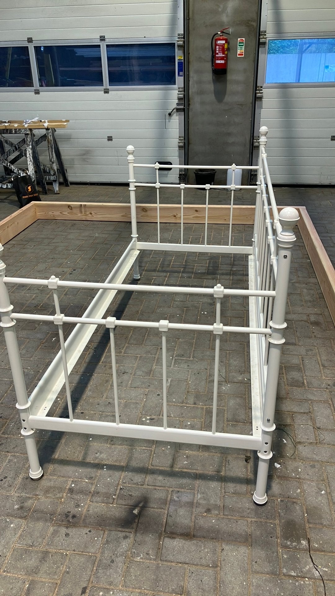 Bedbank staal wit, Ophalen, 90 cm, Eenpersoons, Wit