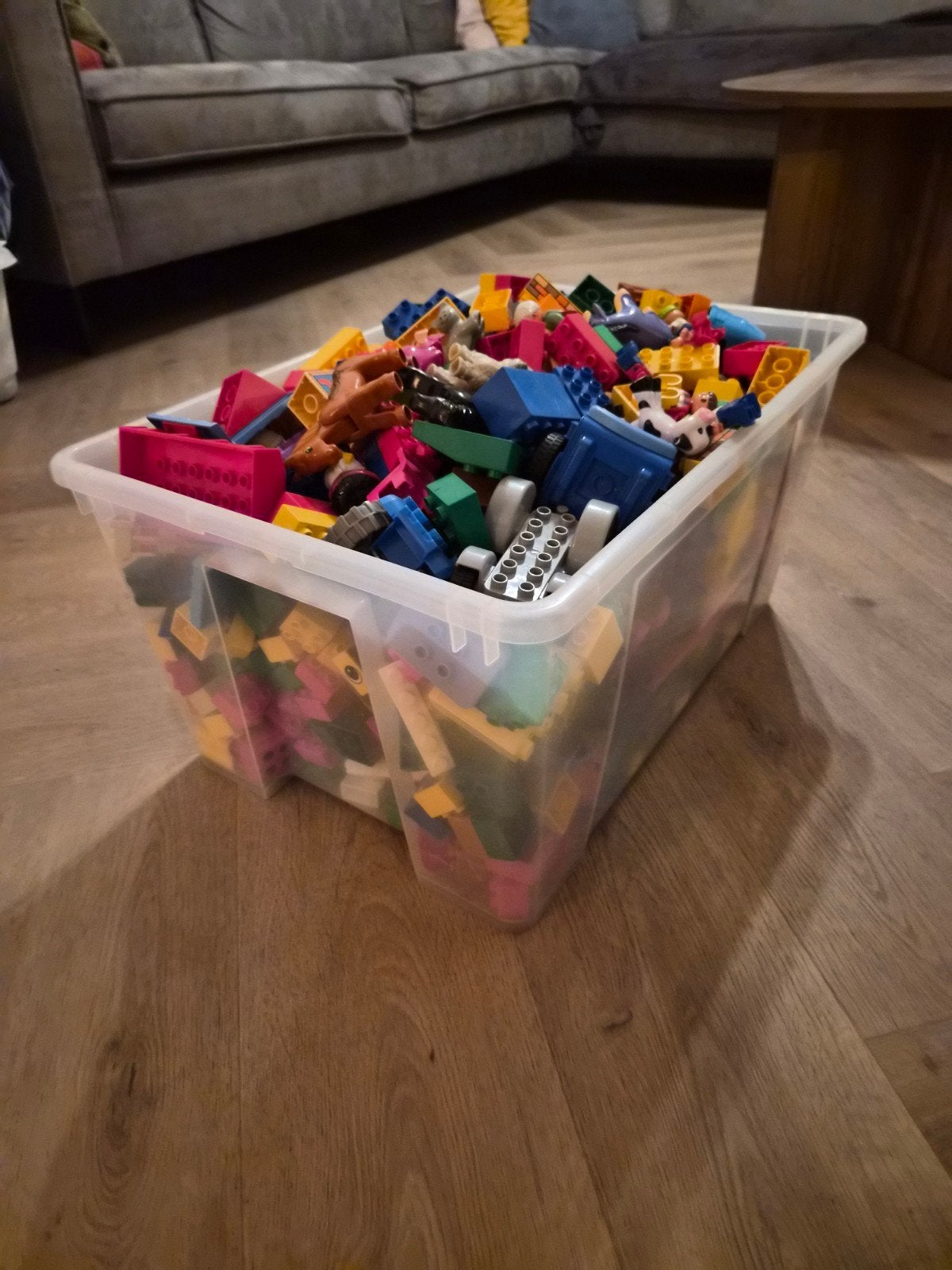 Grote bak met diverse Duplo bouwstenen en figuren