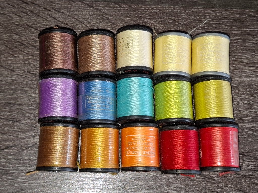 Mölnlycke Zweden 15 vintage spoelen naaigaren regenboogkleur, Ophalen of Verzenden, Zo goed als nieuw, Garen of Naald(en)