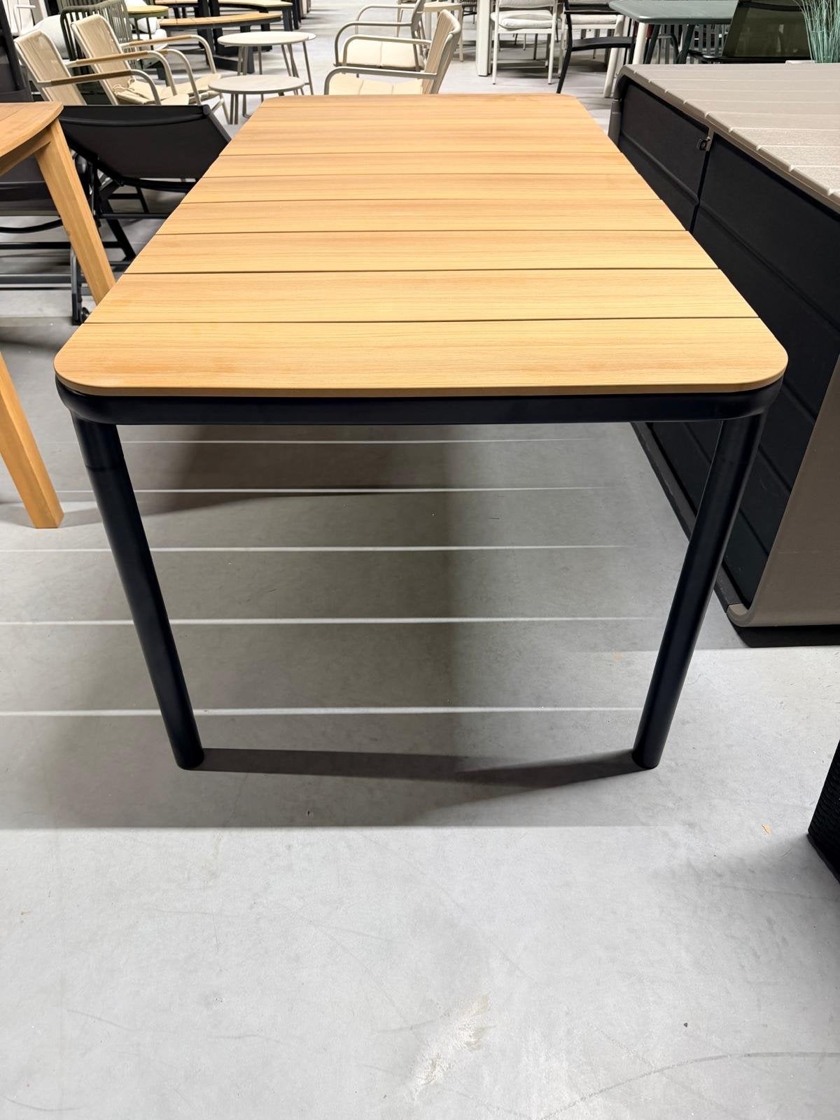 Moderne Tuintafel met Stalen Poten en Kunststof Blad, Kunststof, Nieuw, Ophalen of Verzenden, Nvt