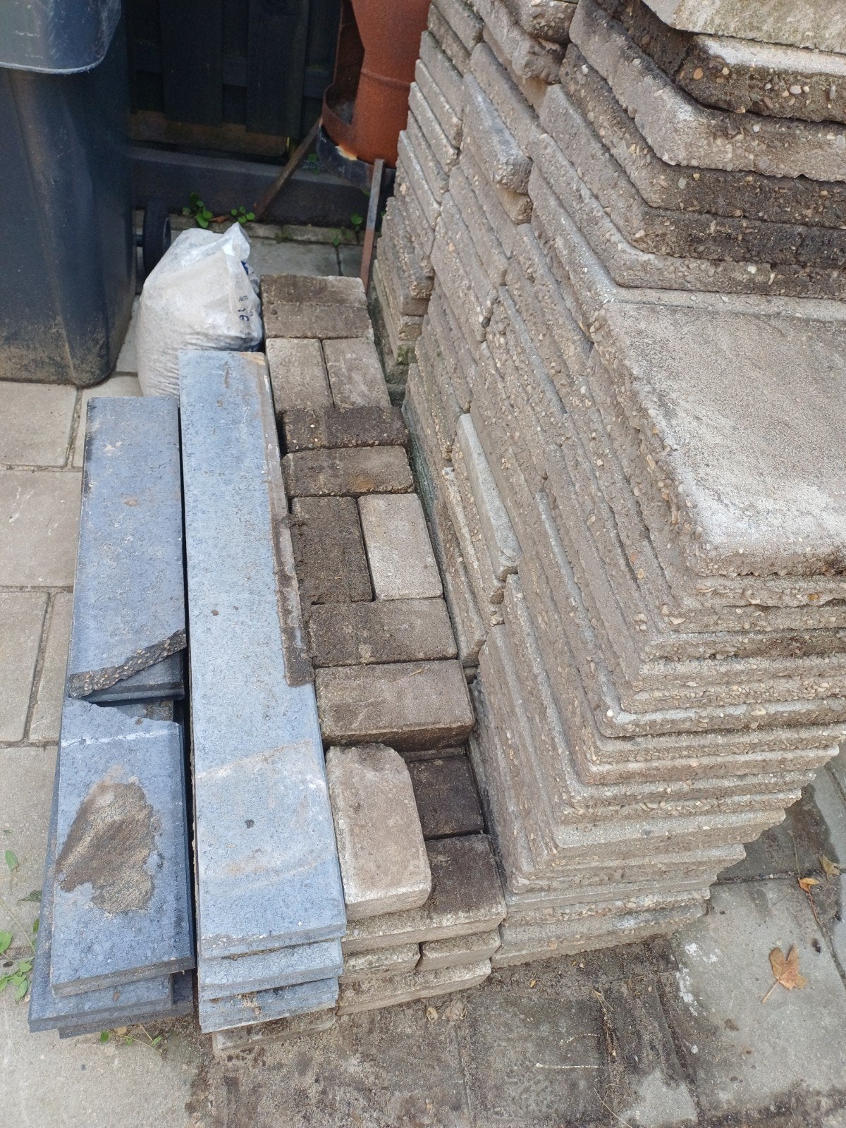 Gratis klinkers 44 stuks, Ophalen, Gebruikt, Beton, Klinkers