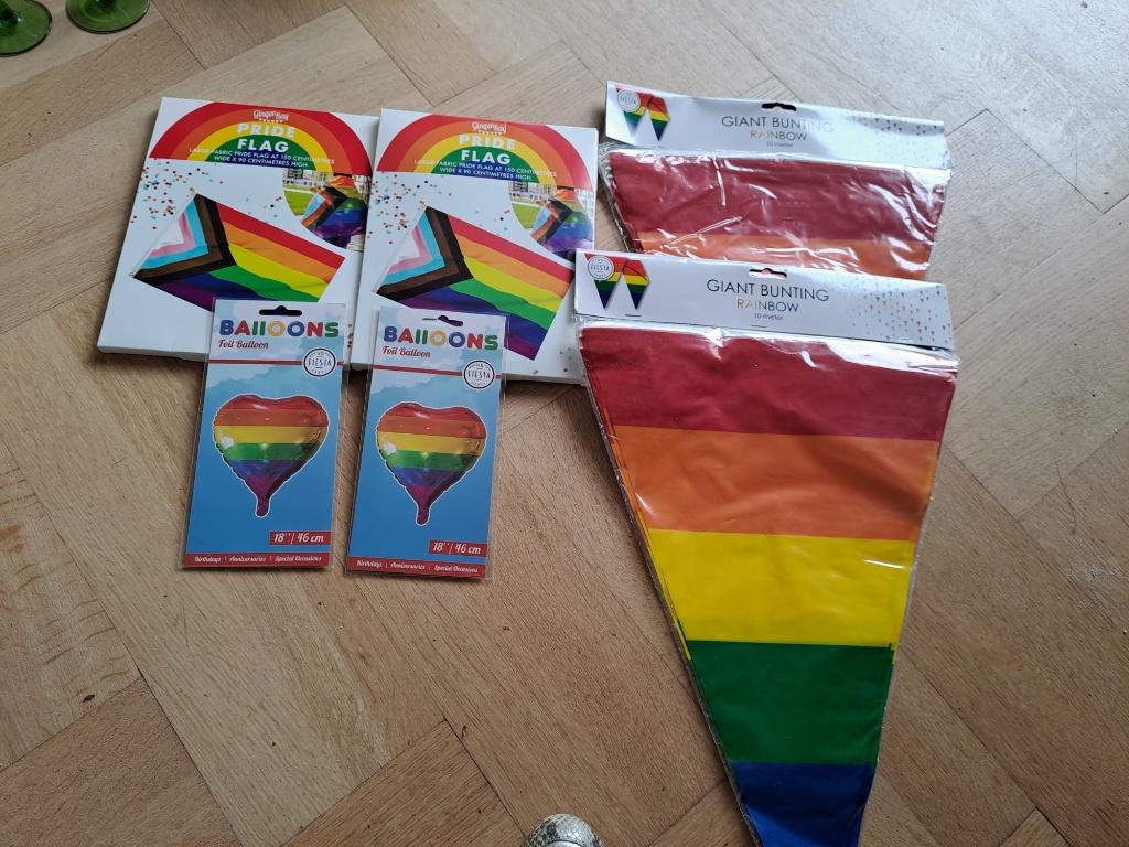 Regenboog 2 slingers, 2 vlaggen en 2 ballonnen NIEUW, Ophalen of Verzenden, Nieuw, Versiering, Overige