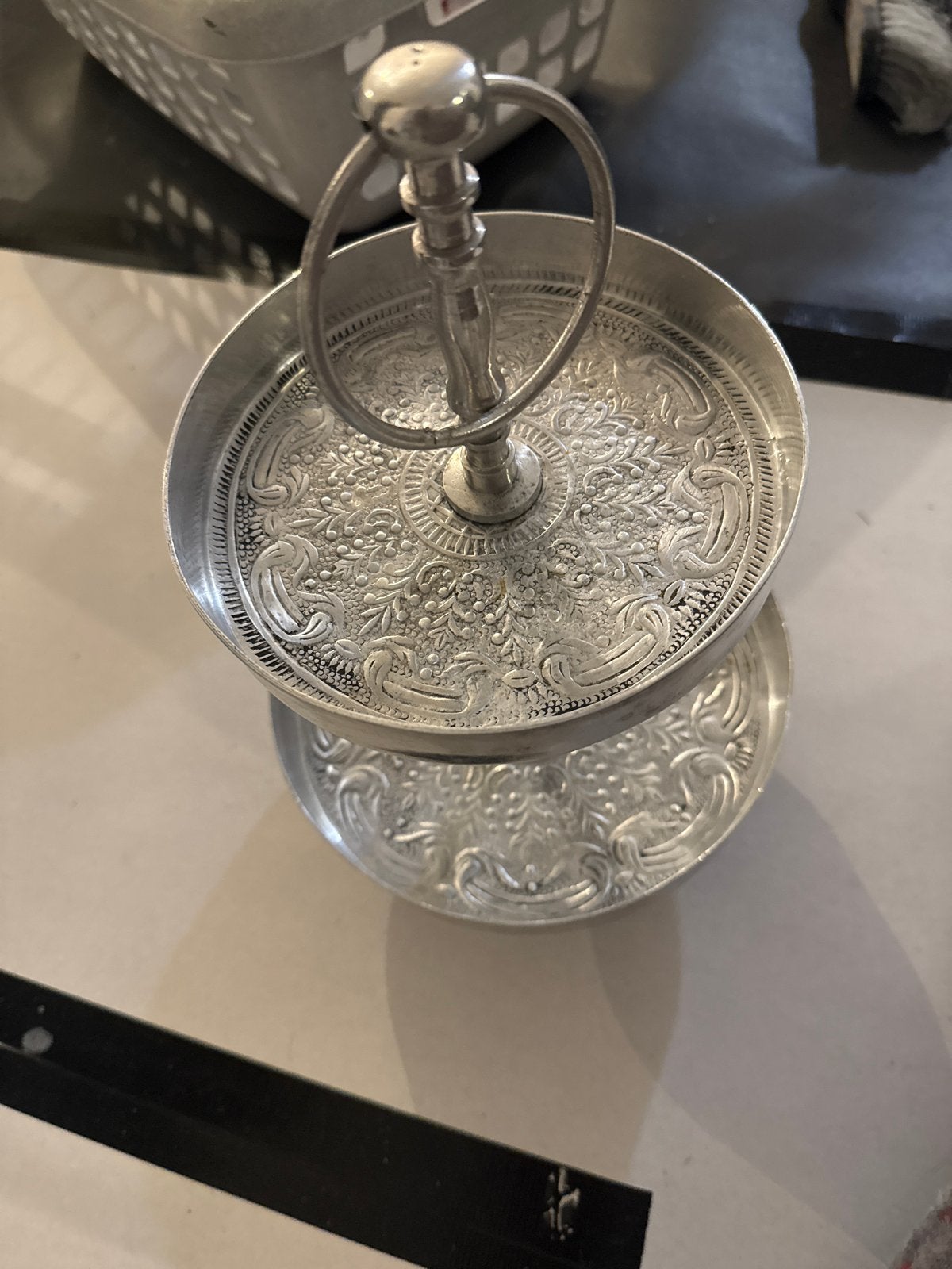Zilverkleurige Etagère met Sierlijke Graveringen, Ophalen of Verzenden