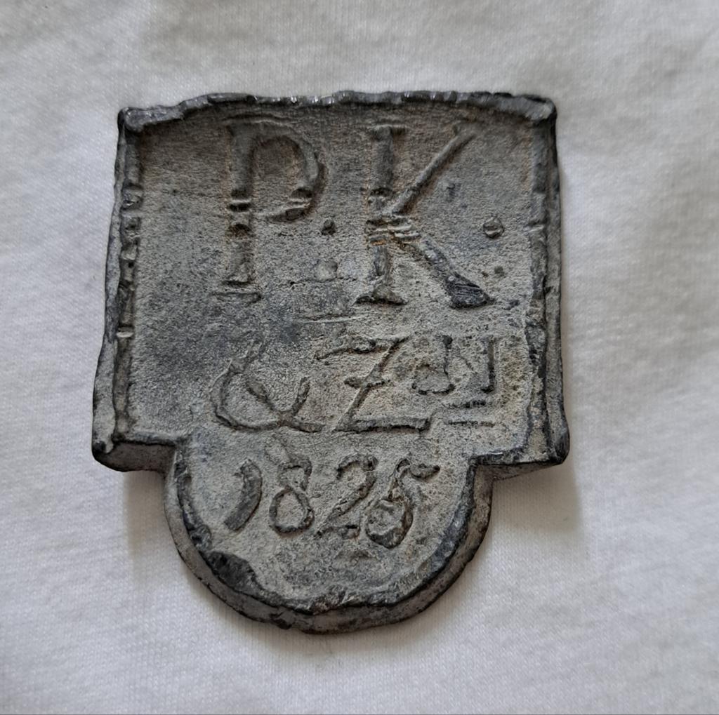 Antiek Trotseerloodje/Dakloodje PK & Zn. 1825, Antiek en Kunst, Ophalen