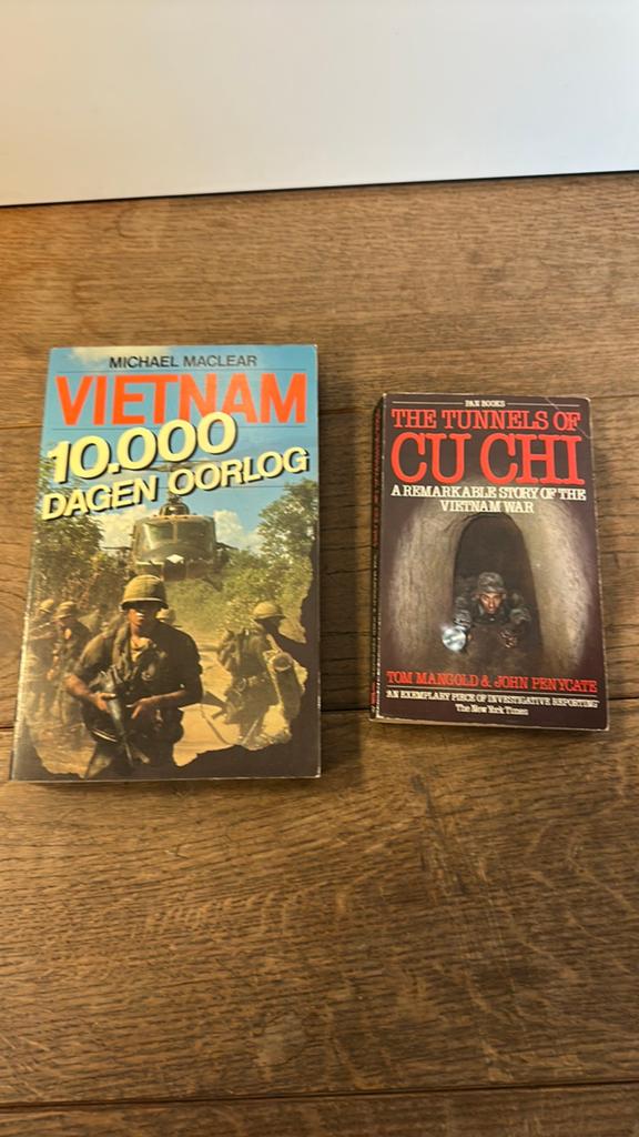 2 boeken Vietnam oorlog, Ophalen of Verzenden, 1945 tot heden