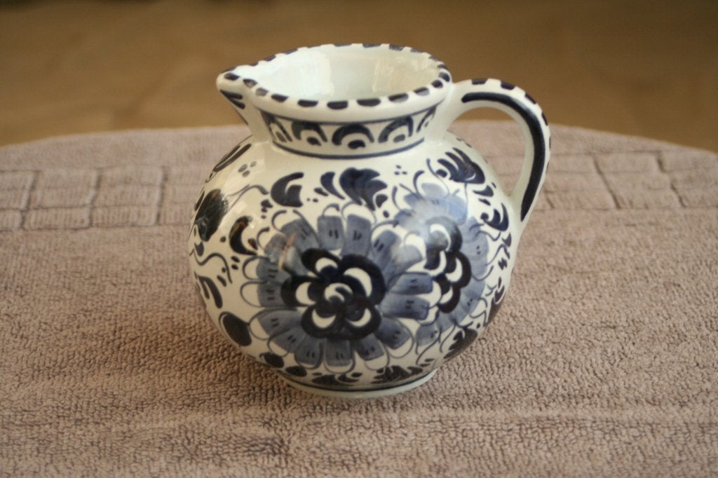 Antieke DELFT klein schenkkan afbeelding van bloemen, Ophalen of Verzenden