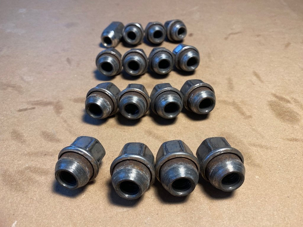 16 x korte wielmoeren/bouten M12 x 1,5 incl 1 lange wielbout, Ophalen of Verzenden, Gebruikt, Volvo