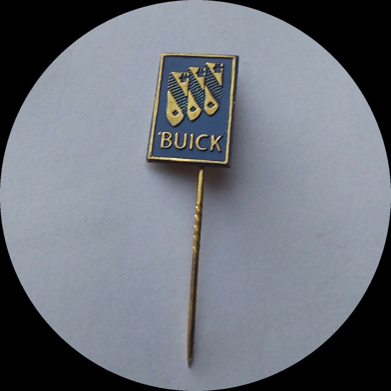 BUICK Amerikaans automerk speldje ,koper blauw, Ophalen of Verzenden, Zo goed als nieuw, Transport, Speldje of Pin