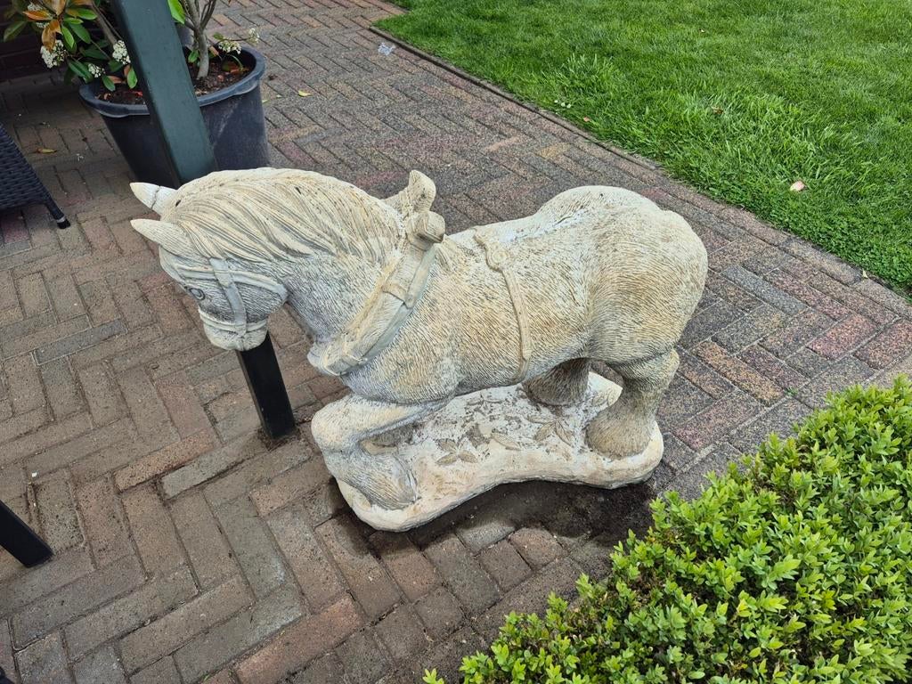 Betonnen zware tuinbeelden honden en paard, Ophalen, Gebruikt