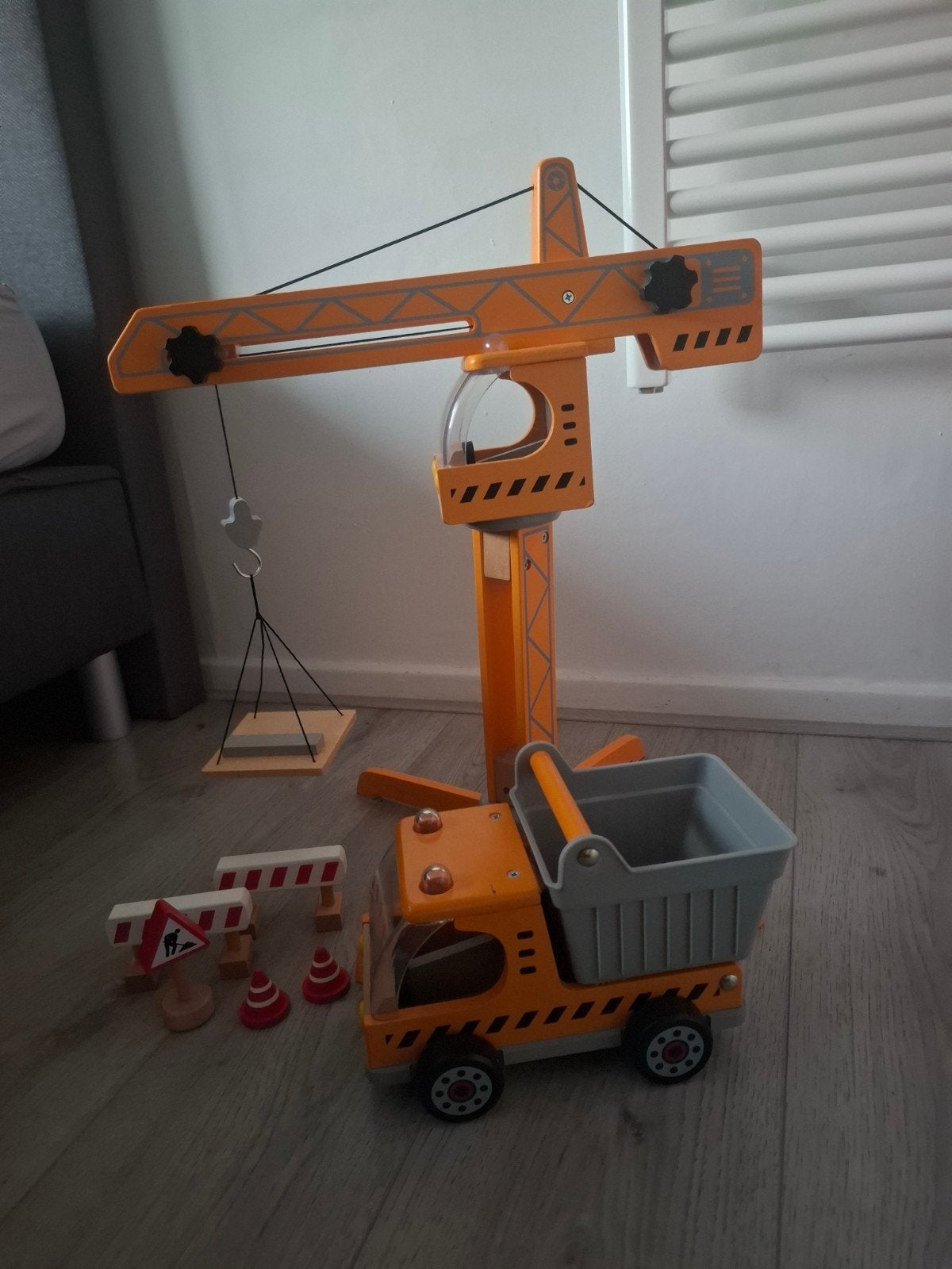 Houten bouwplaats kraan met kiepwagen en accessoires, Ophalen, Zo goed als nieuw, Jongen of Meisje