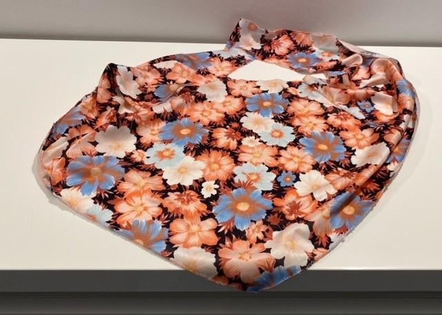 Driehoeksfoulard met bloemen, Ophalen of Verzenden, Zo goed als nieuw, Sjaal