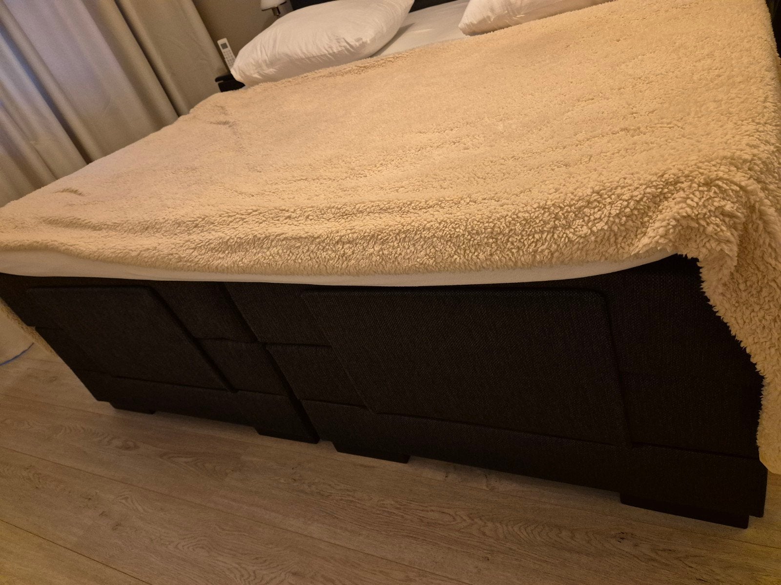 ELEKTRISCH  BEDIENBARE  BOXSPRING   180 X 2.00, Ophalen, Zwart, Tweepersoons, Zo goed als nieuw
