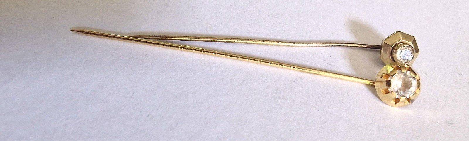2 vergulde dasspelden,  gemerkt., Ophalen of Verzenden, Goud