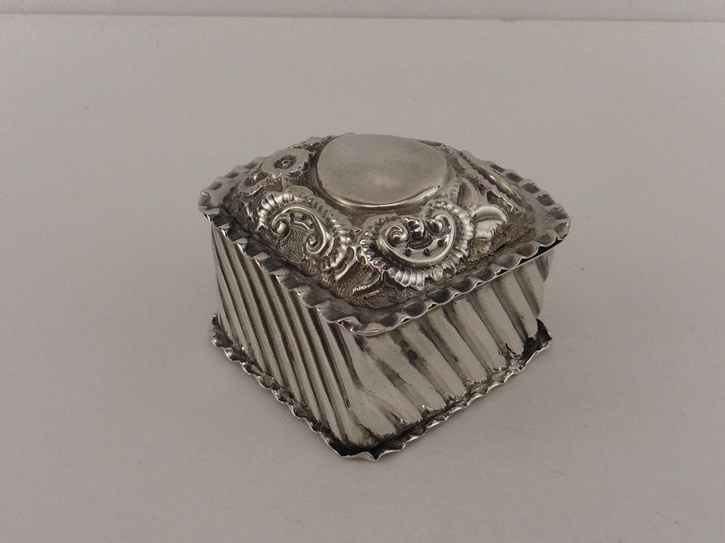 Zilveren pillendoosje                                   Z154, Antiek en Kunst, Antiek | Goud en Zilver, Ophalen of Verzenden, Zilver