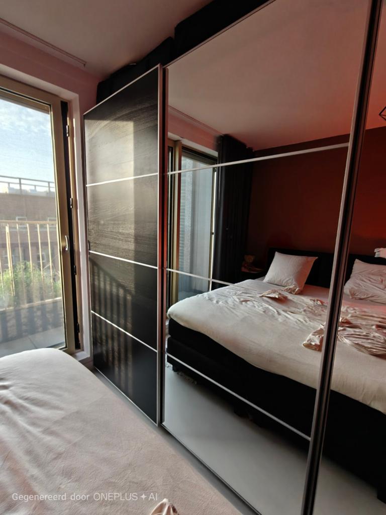 Zwarte IKEA Pax kledingkast (240x200 cm) met spiegeldeuren e, Ophalen, Gebruikt, 150 tot 200 cm, Met lade(s)