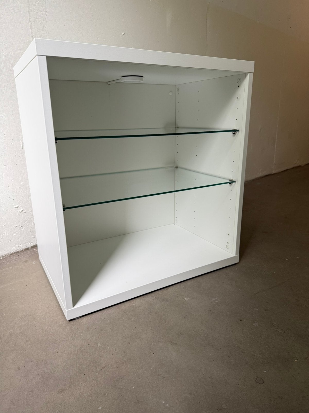 Ikea Besta kast met glazen planken, Huis en Inrichting, Met plank(en), Gebruikt, Ophalen of Verzenden, Minder dan 150 cm
