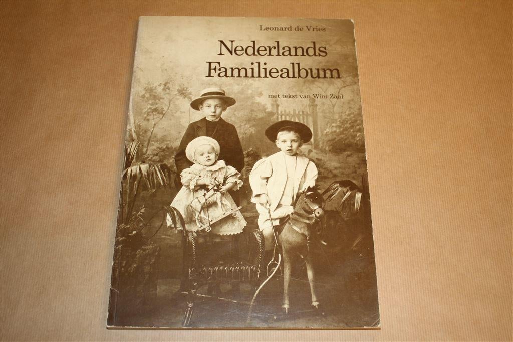Nederlands Familiealbum - Leonard de Vries, Ophalen of Verzenden, Zo goed als nieuw, Fotografen