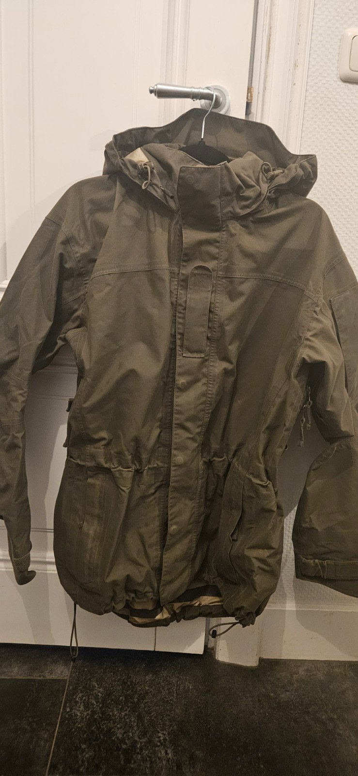 Carinthia Gore-Tex Jas Waterproof Olive-Drab Maat L, Maat 52/54 (L), Ophalen of Verzenden, Carinthia, Gedragen